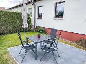 Pflanze, Möbel, Eigentum, Fenster, Gebäude, Tabelle, Tisch Im Freien, Stuhl, Gartenmöbel, Holz