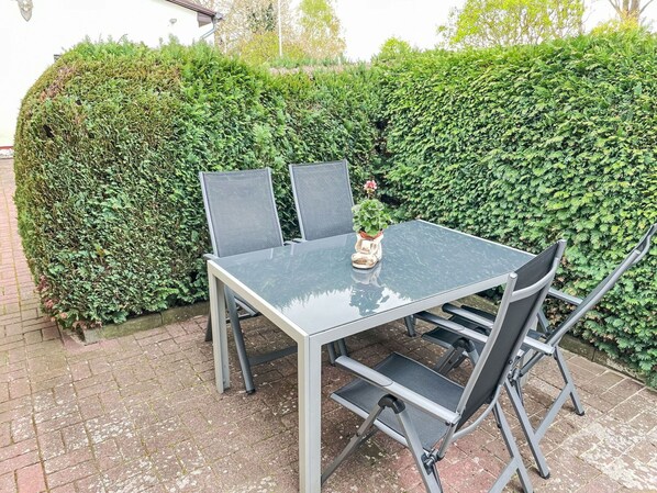 Pflanze, Tabelle, Möbel, Eigentum, Pflanzengemeinschaft, Grün, Tisch Im Freien, Gartenmöbel, Rechteck, Stuhl