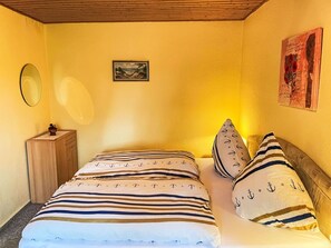 Möbel, Eigentum, Gebäude, Komfort, Holz, Textil, Bilderrahmen, Interior Design, Bettrahmen, Haus