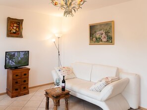 Möbel, Bilderrahmen, Eigentum, Tabelle, Holz, Couch, Beleuchtung, Interior Design, Wohnzimmer, Fussboden