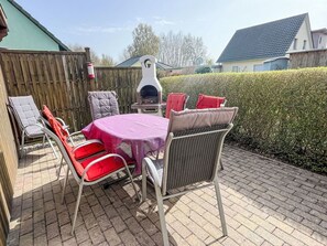 Propriété, Meubles, Plante, Ciel, Chaise, Mobilier De Jardin, Tableau De Plein Air, Ombre, Herbe, Immobilier