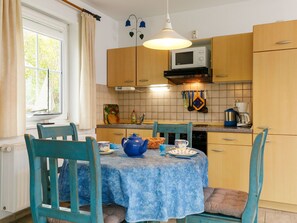 Cabinetry, Countertop, Eigentum, Möbel, Tabelle, Azurblau, Küche, Stuhl, Interior Design, Küchengerät
