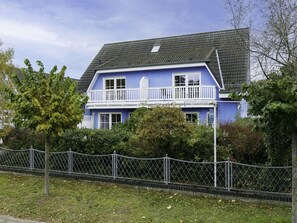 Himmel, Pflanze, Fenster, Gebäude, Wolke, Zaun, Baum, Haus, Grundstueck, Gras