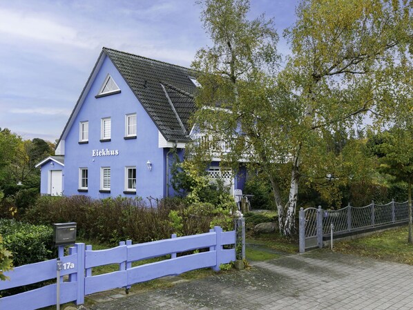 Pflanze, Gebäude, Fenster, Himmel, Wolke, Zaun, Baum, Haus, Natürliche Landschaft, Grundstueck