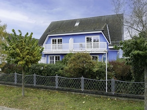 Sky, Plant, Window, Building, Cloud, Fence, Tree, House, Land Lot, Grass