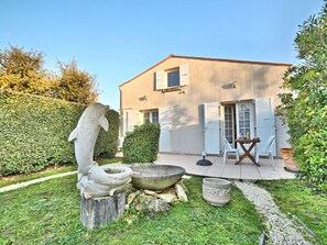 Plante, Ciel, Bâtiment, L'Eau, Propriété, Bleu Azur, Ombre, Parapluie, Mobilier De Jardin, Design Intérieur
