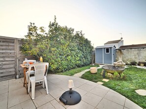 Plante, Ciel, Bâtiment, L'Eau, Propriété, Bleu Azur, Ombre, Parapluie, Mobilier De Jardin, Design Intérieur