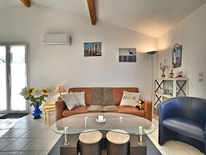 Pflanze, Himmel, Gebäude, Wasser, Eigentum, Azurblau, Schatten, Regenschirm, Gartenmöbel, Interior Design