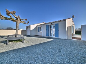 Plante, Ciel, Bâtiment, L'Eau, Propriété, Bleu Azur, Ombre, Parapluie, Mobilier De Jardin, Design Intérieur