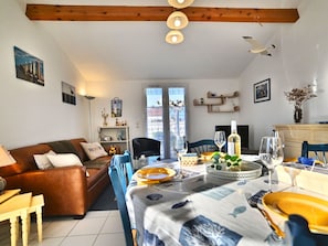 Pflanze, Himmel, Gebäude, Wasser, Eigentum, Azurblau, Schatten, Regenschirm, Gartenmöbel, Interior Design
