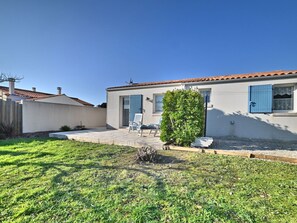 Plante, Ciel, Bâtiment, L'Eau, Propriété, Bleu Azur, Ombre, Parapluie, Mobilier De Jardin, Design Intérieur