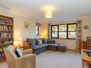 Möbel, Eigentum, Couch, Bilderrahmen, Bücherregal, Interior Design, Holz, Regal, Fussboden, Wohnzimmer