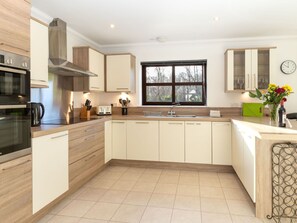Countertop, Cabinetry, Eigentum, Sinken, Spüle, Zapfhahn, Weiss, Fenster, Interior Design, Küche