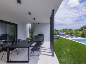 Pflanze, Gebäude, Tabelle, Schatten, Wasser, Eigentumswohnung, Wolke, Fussboden, Stuhl, Flooring