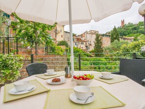 Meubles, Table, Chaise, Table Cuisine Et Salle A Manger, Tableau De Plein Air, Mobilier De Jardin, Plante D'Appartement, Table Basse, Balcon, Eco Hôtel