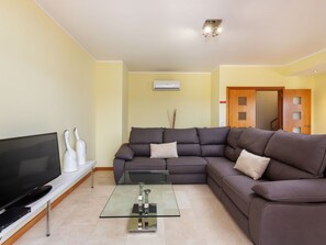 Pflanze, Himmel, Gebäude, Wasser, Eigentum, Azurblau, Schatten, Regenschirm, Gartenmöbel, Interior Design