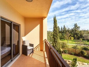 Pflanze, Himmel, Gebäude, Wasser, Eigentum, Azurblau, Schatten, Regenschirm, Gartenmöbel, Interior Design