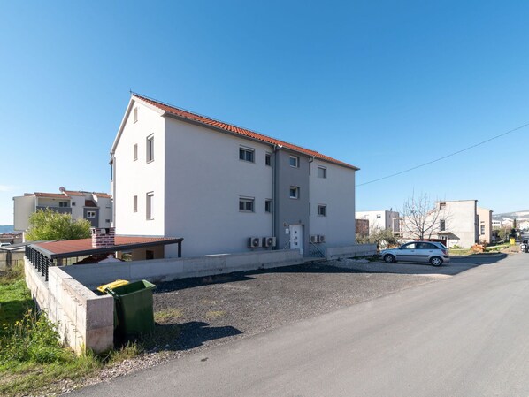 Himmel, Pflanze, Gebäude, Fenster, Strassenbelag, Asphalt, Grundstueck, Haus, Landschaft, Rad
