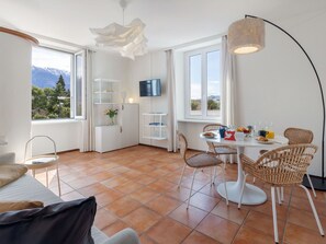 Möbel, Tabelle, Fenster, Stuhl, Azurblau, Holz, Bilderrahmen, Interior Design, Die Architektur, Wohnzimmer