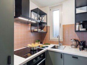 Zapfhahn, Spüle, Cabinetry, Countertop, Sinken, Armatur, Gebäude, Herd, Küche, Küchengerät