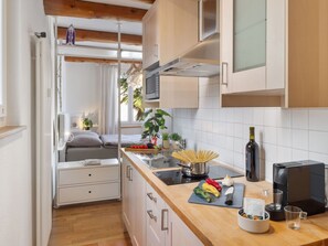 Cabinetry, Countertop, Property, Furniture, Building, Wood, Plant, Kitchen, Kitchen Appliance, Sink