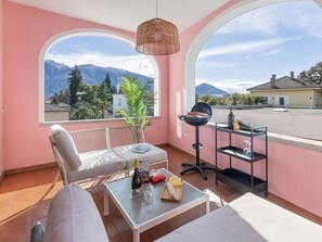 Table, Meubles, Bâtiment, Propriété, Ciel, Plante D'Appartement, Plante, Design Intérieur, Ombre, Bois