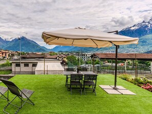 Himmel, Wolke, Pflanze, Eigentum, Möbel, Regenschirm, Schatten, Gartenmöbel, Gras, Tisch Im Freien