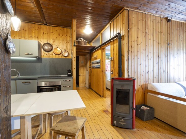 Eigentum, Fernsehen, Holz, Cabinetry, Küchengerät, Interior Design, Tabelle, Haushaltsgerät, Die Architektur, Flooring