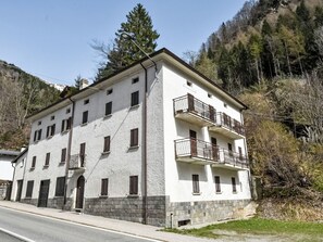 Himmel, Gebäude, Pflanze, Fenster, Berg, Baum, Steigung, Haus, Wohngebiet, Fassade