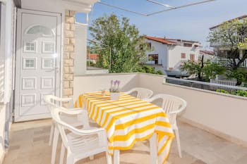 Gorgeous apartment in Nin with kitchen