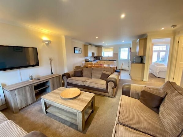 Open plan lounge/kitchen/dining