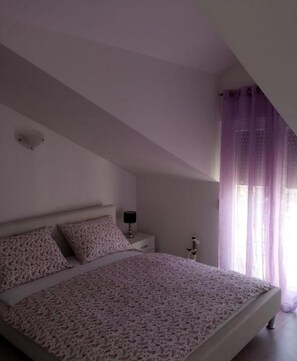 Schlafzimmer 1