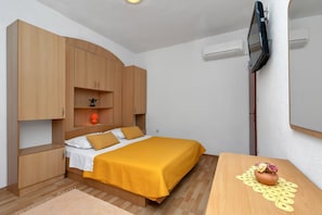Schlafzimmer 1
