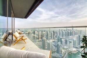 Stunning Balcony: Sip cocktails while soaking in breathtaking skyline views of Dubai!