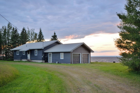 Welcome to Purple Waves: your home base for exploring the South Shore of Lake Superior!