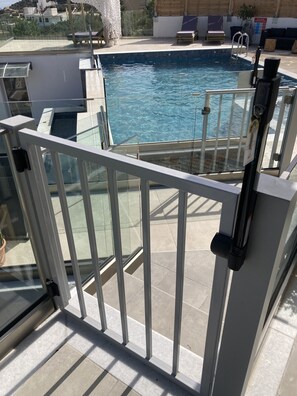 Pool safety gate