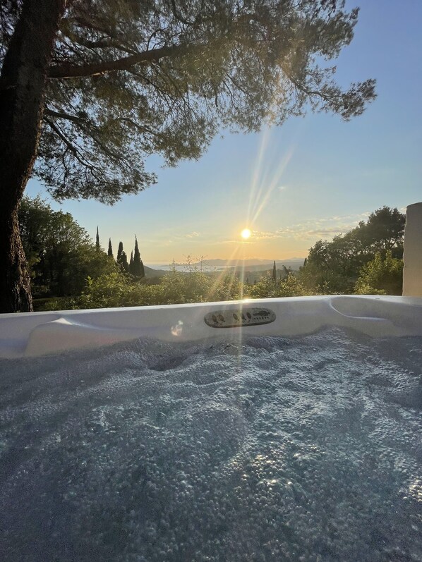Outdoor spa tub