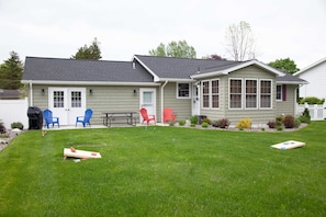 Spacious backyard – Great for lawn games, outdoor dining, and relaxing.