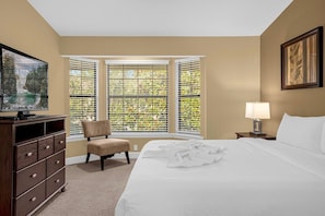 Master Bedroom.
King-size Bed.
40 Inc Roku TV.
USB Charging Station.