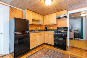  A Kitchen Made for Memories! From morning coffee to home-cooked feasts, our well-equipped kitchen has everything you need to enjoy the flavors of spring!  #CookingMadeEasy #SpringFlavors