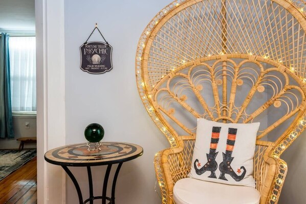  Your New Favorite Seat! Add a touch of charm to any space with our Peacock Rattan Chair—perfect for lounging, reading, or simply enjoying the fresh spring air!  #RelaxInStyle #SpringVibes