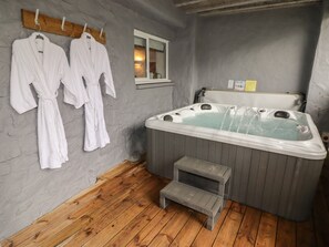 Indoor spa tub