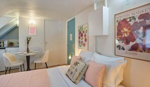 Studio avec lit queen size, cuisine ouverte et tv