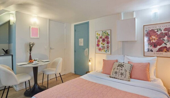 Studio avec lit queen size, cuisine ouverte et tv