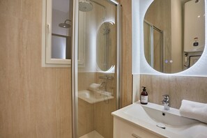 Salle de bain avec douche