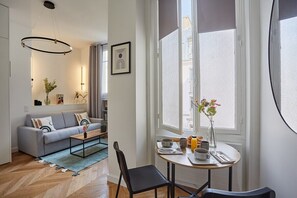 Salon avec canapé lit et coin repas