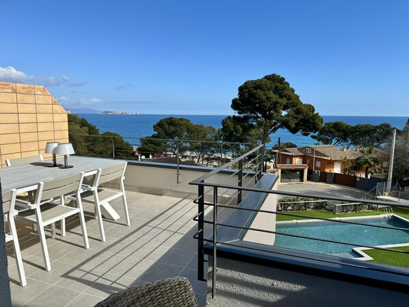 Flat with sea views 5 minutes walk from the beach in Begur. A/C. Parking.