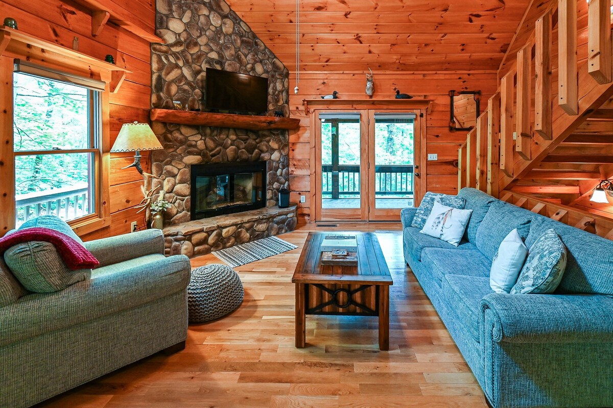 Tranquil Cabin Retreat: Firepit, Hot Tub, Game Room, Fenced Yard, Pet-Friendly
