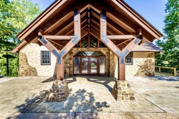 3/2 + loft, on pond next to the Little Red River. Indoor/outdoor FP, Fire pit