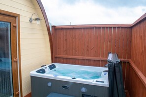 Hot Tub / whirlpool bath (Outdoor)